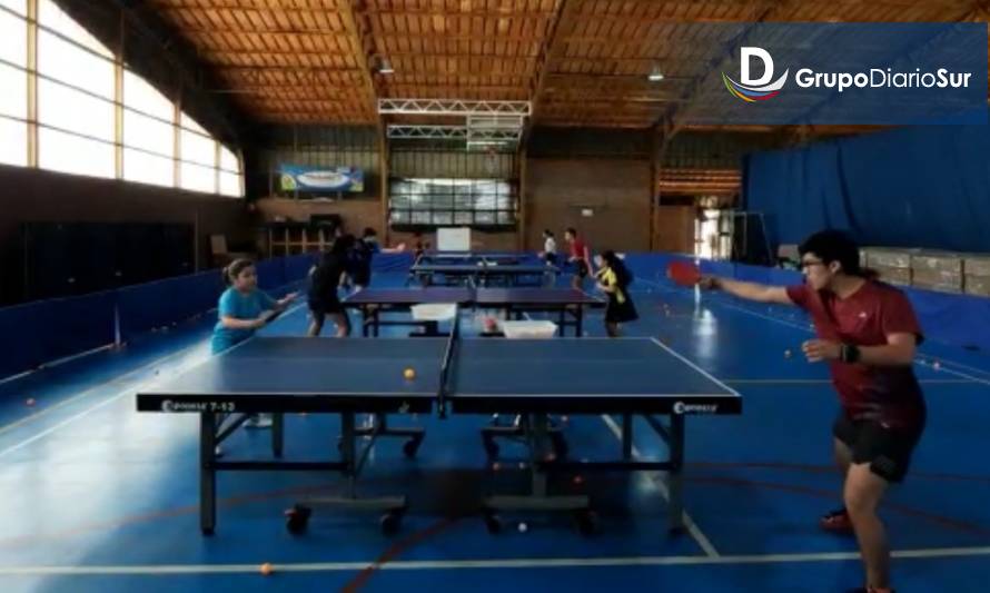 Menores y jóvenes de Osorno practican tenis de mesa con los programas deportivos de Mindep IND