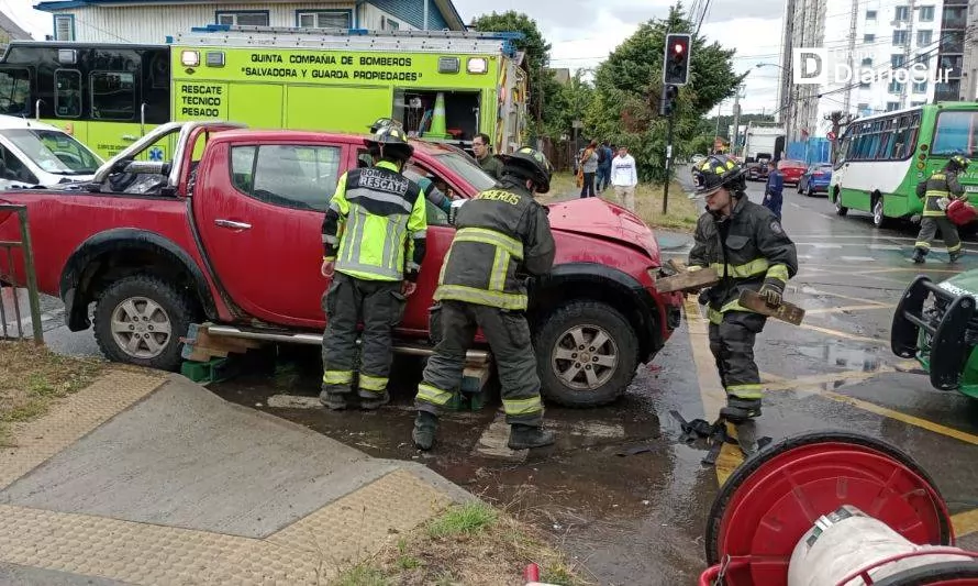 Colisión de microbús y camioneta deja dos lesionados en Osorno
