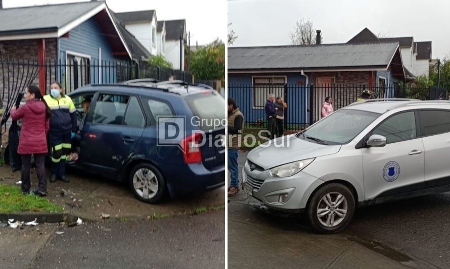 
Conductora destruyó reja de una casa tras colisión con vehículo fiscal en Osorno
