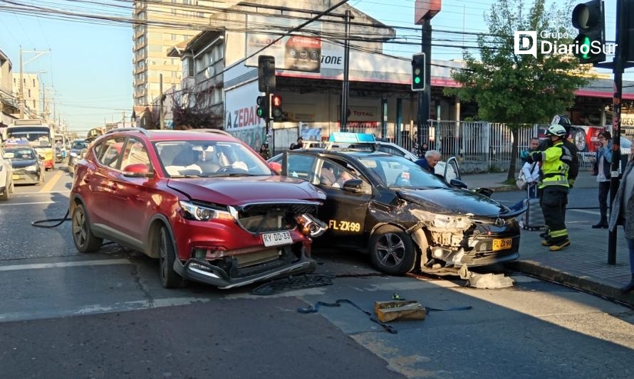 Reportan colisión entre vehículo particular y taxi colectivo en Osorno