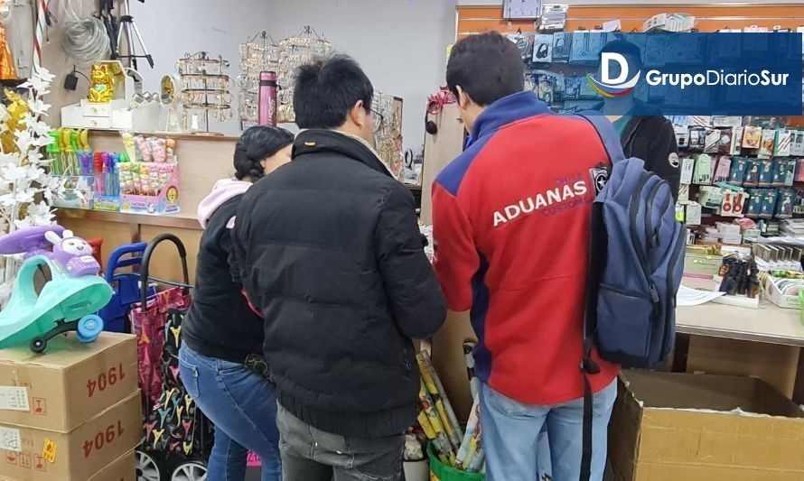 Aduana de Puerto Montt incautó más de 2 mil dólares en operativos a malls chinos 