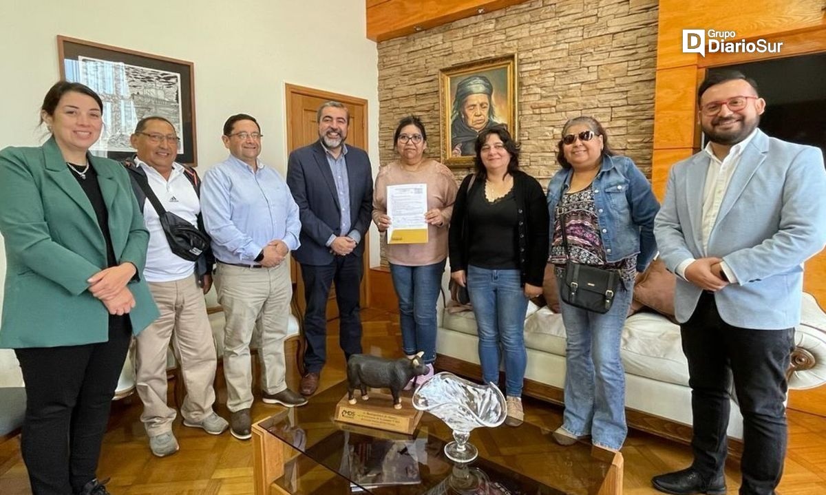 Osorno: dirigentas de Francke recibieron certificados de recepción de obras
