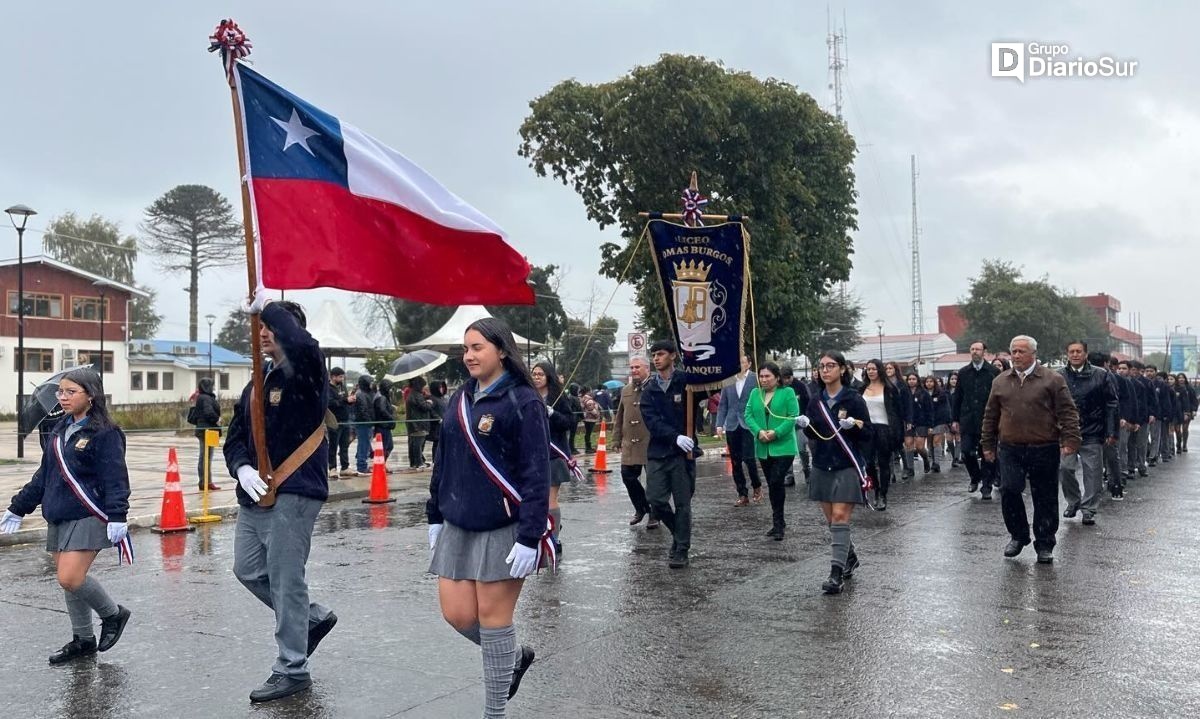 Purranque festejó aniversario 113 con lluvioso desfile