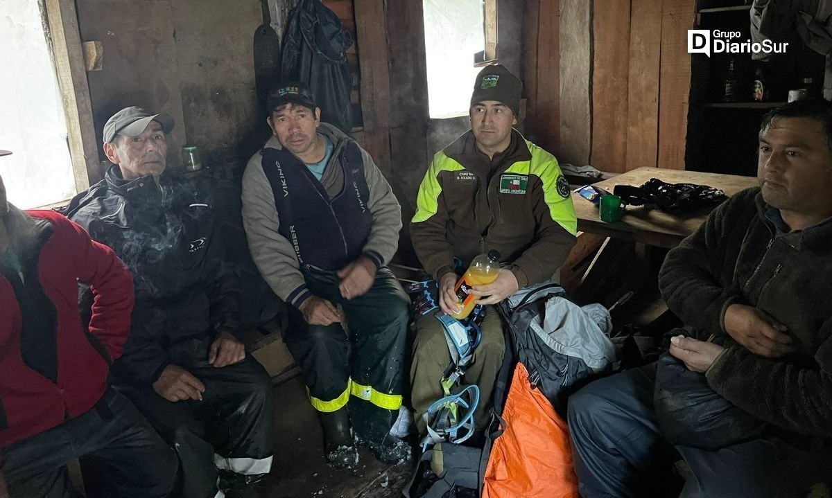 Encuentran con vida a trabajadores extraviados en volcán Apagado
