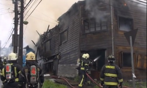 Incendio destruyó gigantesco caserón de material ligero en población 22 de Mayo