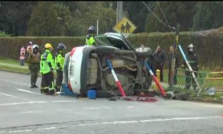 Dos adultos mayores volcaron con su automóvil en Osorno