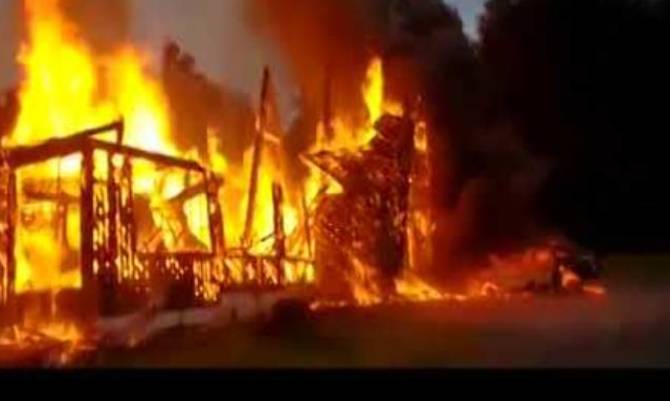 Incendio destruye centro turístico