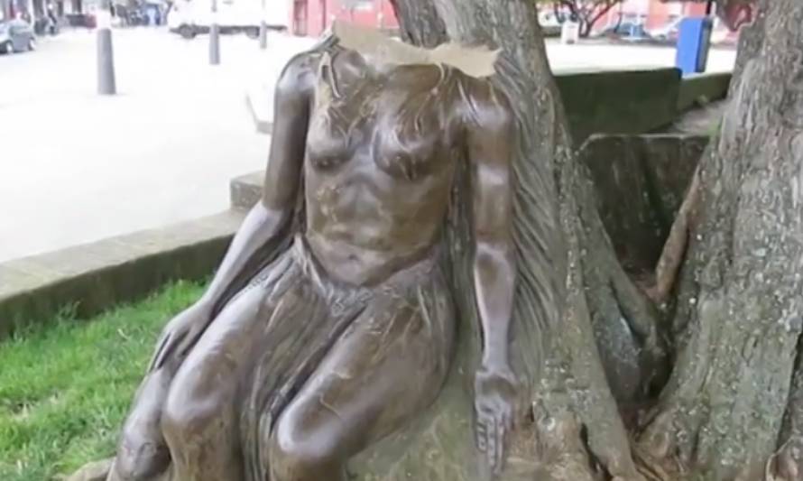 Vándalos destruyen estatua de la pincoya en Ancud 