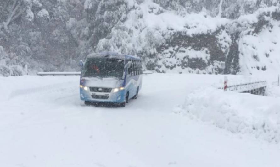 Caída de nieve sigue complicando a zonas apartadas en la comuna de Cochamó