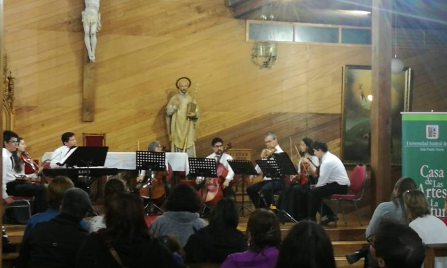 Camerata UACh ofreció hermoso concierto navideño en Iglesia de los Padres Jesuítas