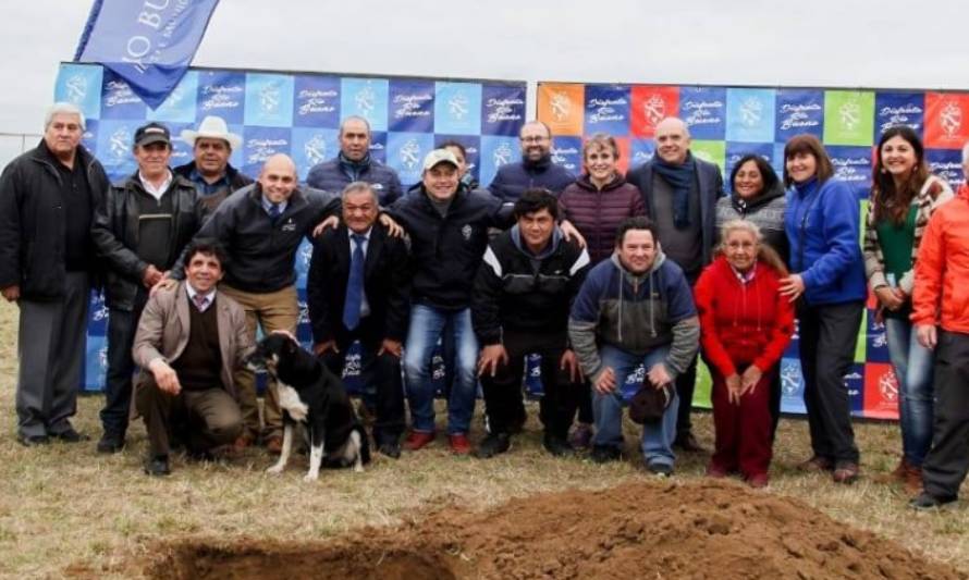 Instalan primera piedra en cancha del Complejo Bicentenario de Río Bueno