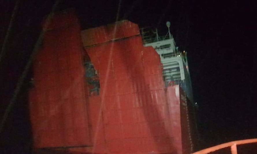 Rescatan a 38 pasajeros de barcaza encallada en Aysén y confirman 1 fallecido 