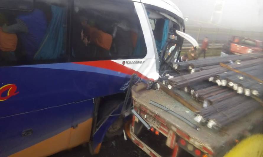 Confirman 16 lesionados tras colisión de bus y camión en acceso a Osorno