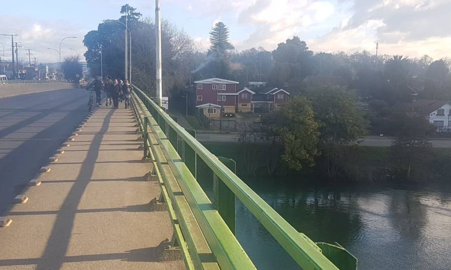 Femicidio frustrado: Sujeto habría lanzado a su ex pareja a un río en Valdivia 
