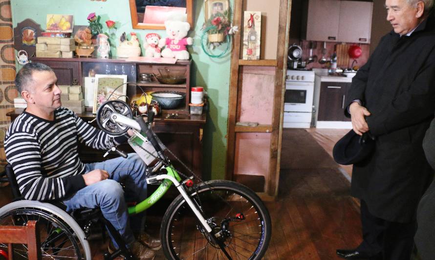 Osornino con paraplejia recibió silla de ruedas de parte del municipio