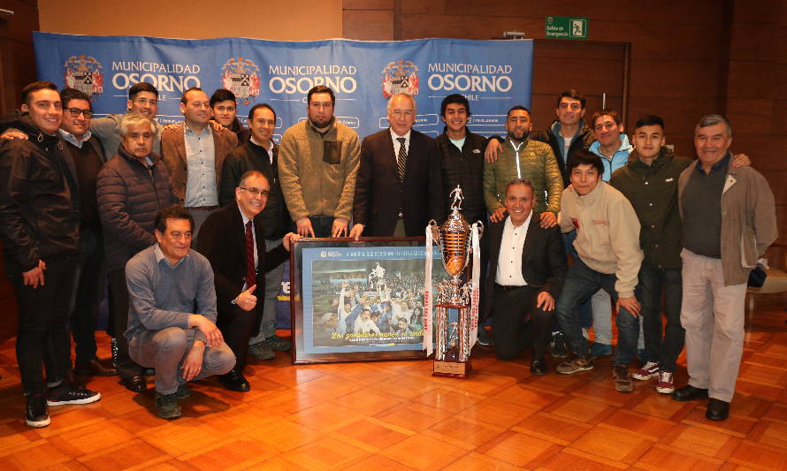 Municipio de Osorno reconoció hazaña deportiva del club rahuino "Sergio Livingstone"