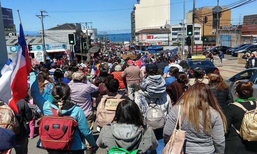 Multitudinaria marcha recorre las calles de Puerto Montt en nuevo día de manifestaciones en Chile