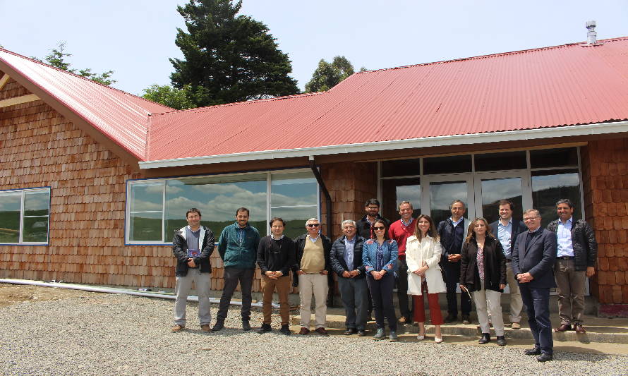 Autoridades de educación y empresarios visitaron  el nuevo  Colegio Isla Tenglo