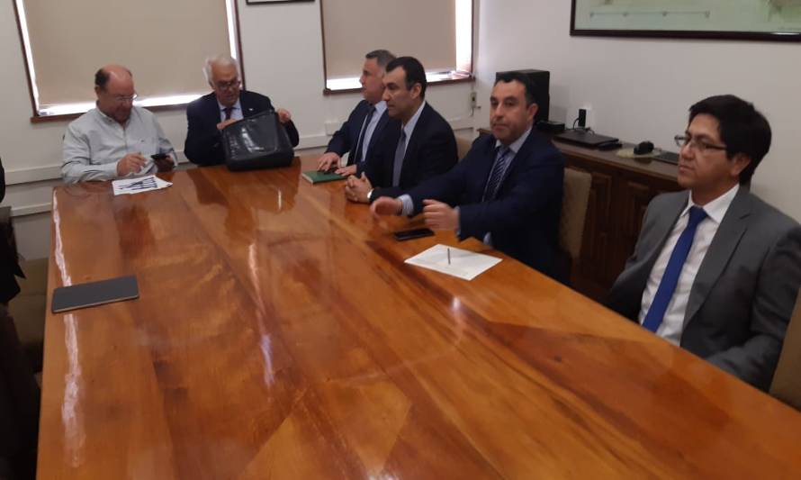 Alcaldes de Chiloé se reúnen con ministro de Obras Públicas por puente de Chacao
