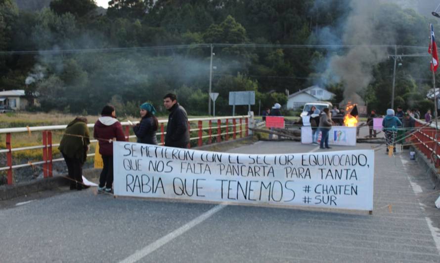 Pobladores de Chaitén Sur deponen toma de puente tras acuerdo con ESSAL