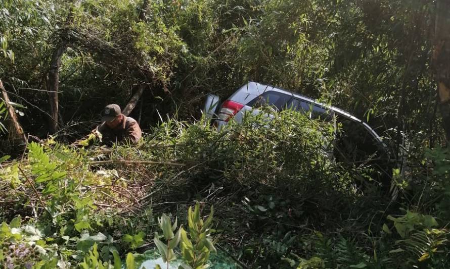 Lago Ranco: Mujer resultó lesionada tras caer automóvil a un barranco