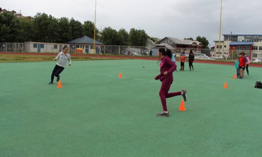 Mindep Los Lagos imparte talleres de tenis, tenis de mesa, básquetbol y atletismo durante el verano