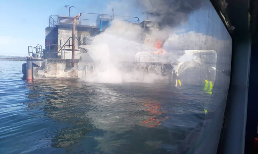 Incendio afecta a pontón de empresa salmonera en Hualaihue