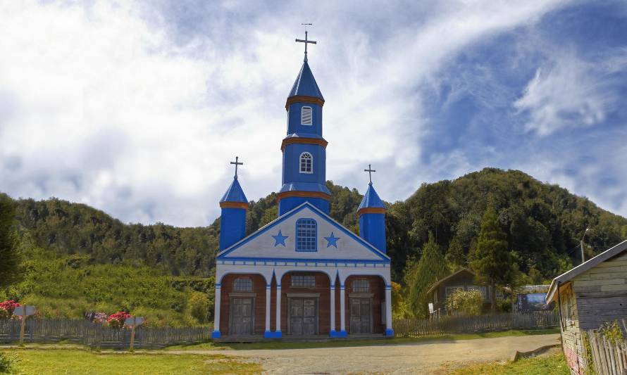 Tras ataque incendiario a Iglesia de Ancud buscan reforzar seguridad de templos patrimoniales