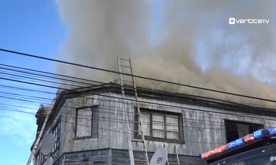 Incendio afecta antigua casona de Puerto Montt