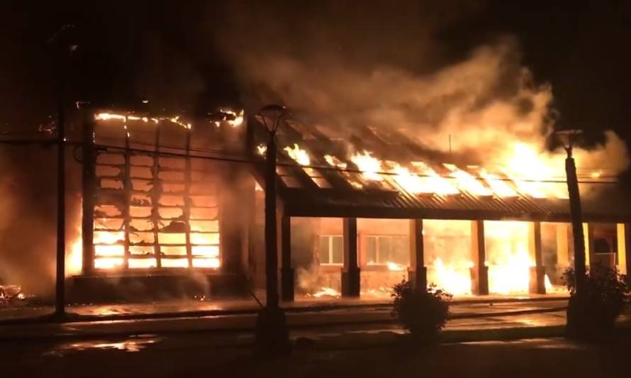 Incendio destruyó por completo la municipalidad de Futaleufú