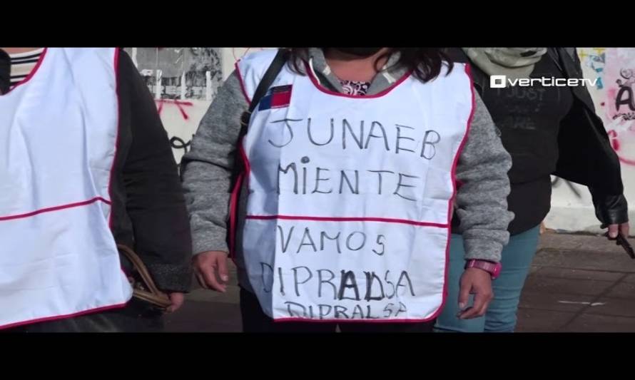 25 manipuladoras de alimentos detenidas por Carabineros tras protesta 