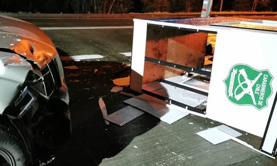 Camioneta impactó caseta de control sanitario en Quellón