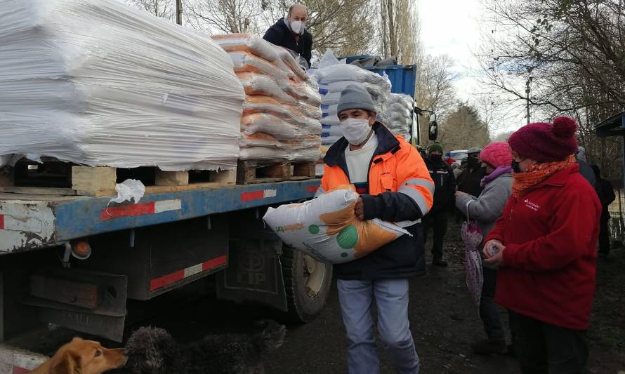 Distribuyen más de 82 mil kilos de alimento para animales en Osorno rural