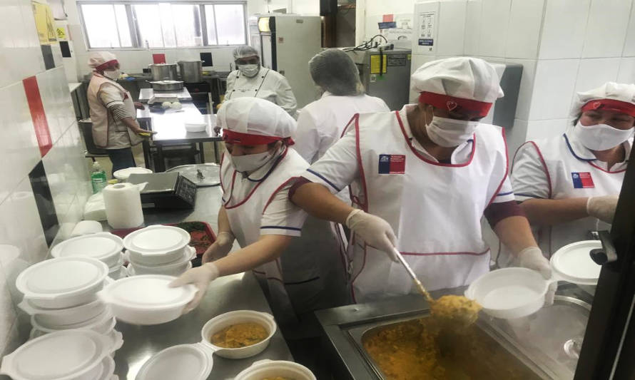 Empresa y municipio distribuyen más 4 mil raciones de comida en barrios de Valdivia