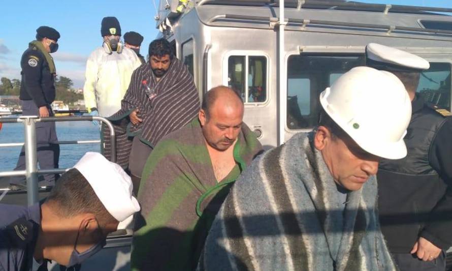 Rescatan con vida a tripulación de embarcación siniestrada en Calbuco
