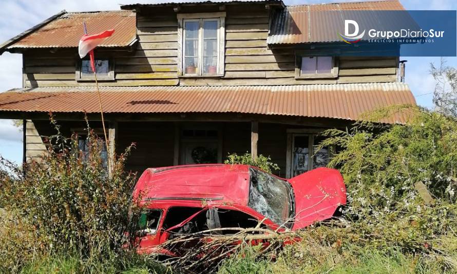 Vehículo volcó e impacto una casa dejando 3 heridos en Río Bueno