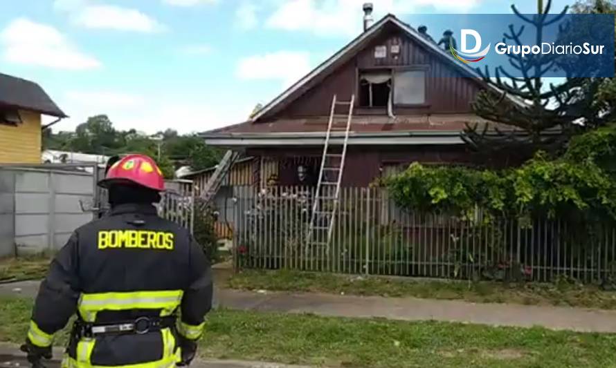 Incendio destruyó segundo piso de vivienda en Osorno