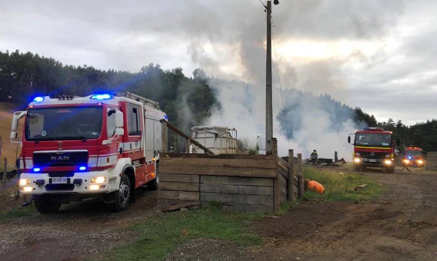 Incendio consumió un galpón en sector rural de Osorno