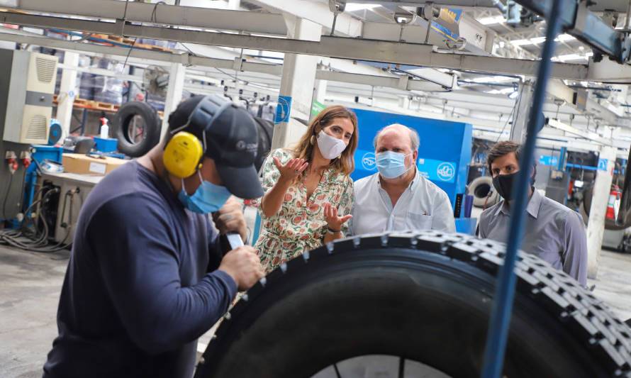 Ministra Schmidt informa el inicio de la ley de reciclaje en Chile con ambiciosas metas para los neumáticos