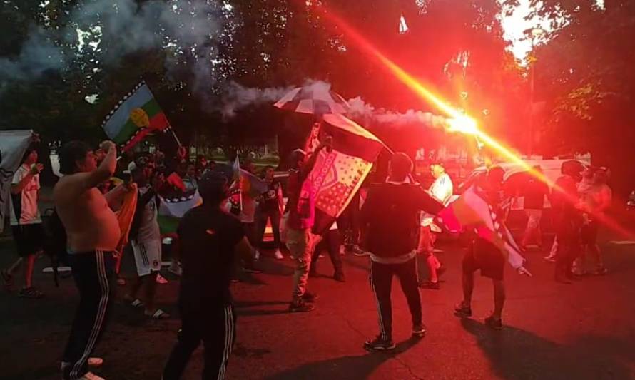 Hinchas de Colo Colo se tomaron las calles de Osorno para celebrar el mantenerse en Primera
