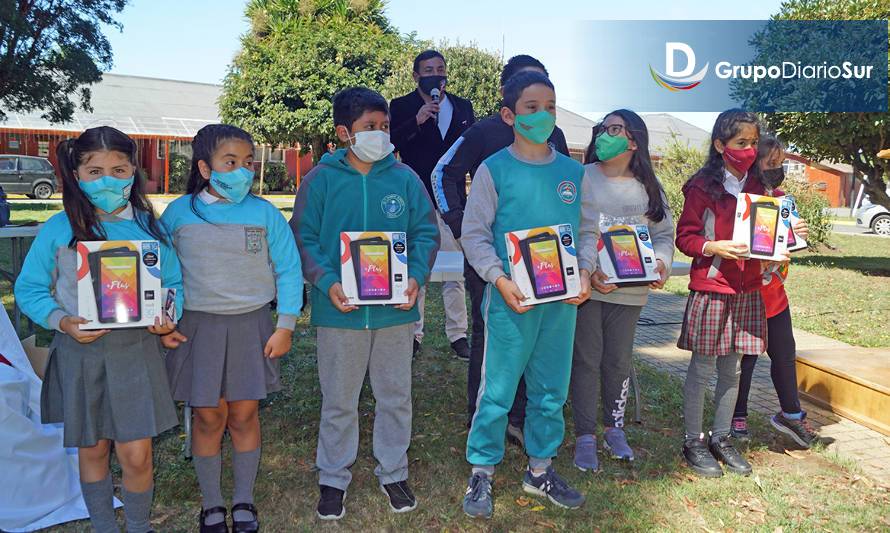 Alumnos y escuelas rurales de Puyehue recibieron tablets 