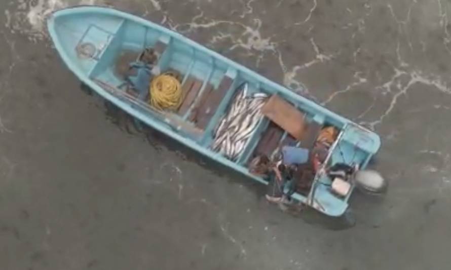 Video muestra rescate de dos personas que se lanzaron al mar 