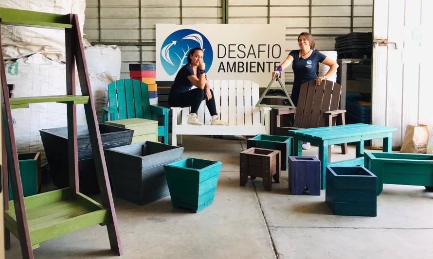 Startup femenina transforma basura plástica en sillas y material de construcción