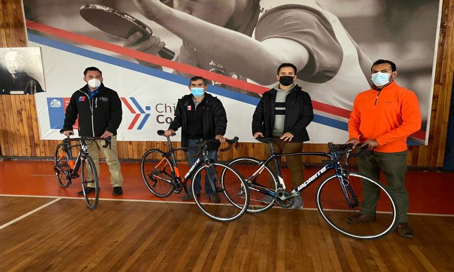 Ciclistas del programa “Promesas Chile” de Mindep IND recibieron bicicletas para su entrenamiento