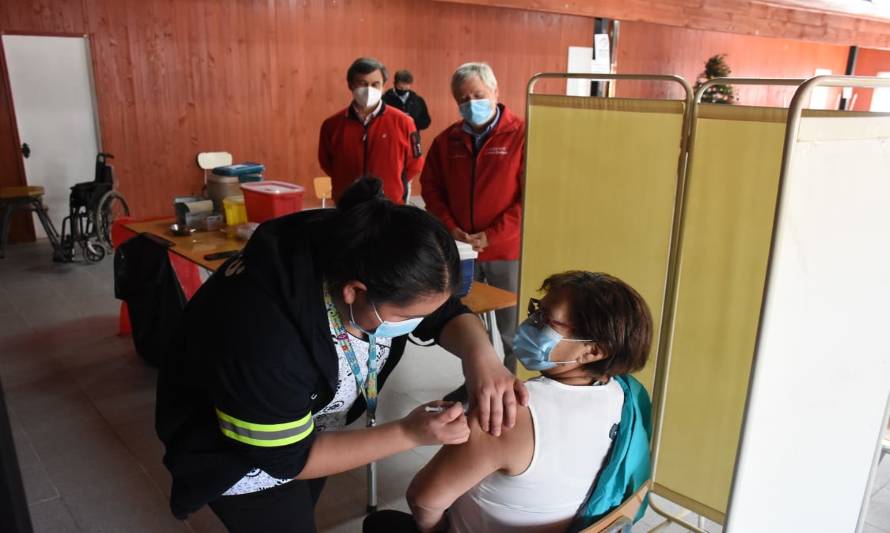 Autoridades supervisan proceso de vacunación en Contao y Hornopirén