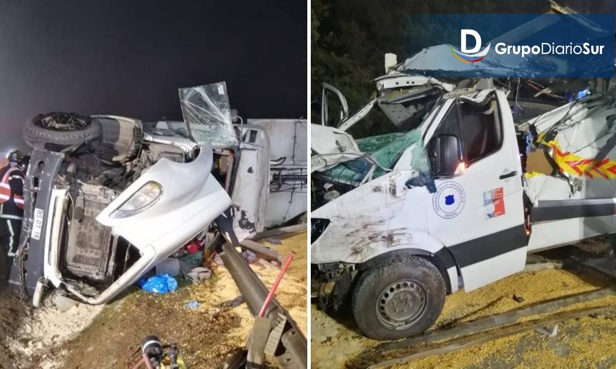 ANOCHE: Ambulancia impactó camión volcado en medio de la Ruta 5 Sur 