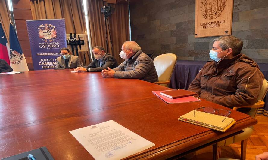 Alcalde de Osorno se reúne con empresarios gastronómicos, comerciantes y emprendedores de diversos rubros para afrontar fase dos y analizar su difícil