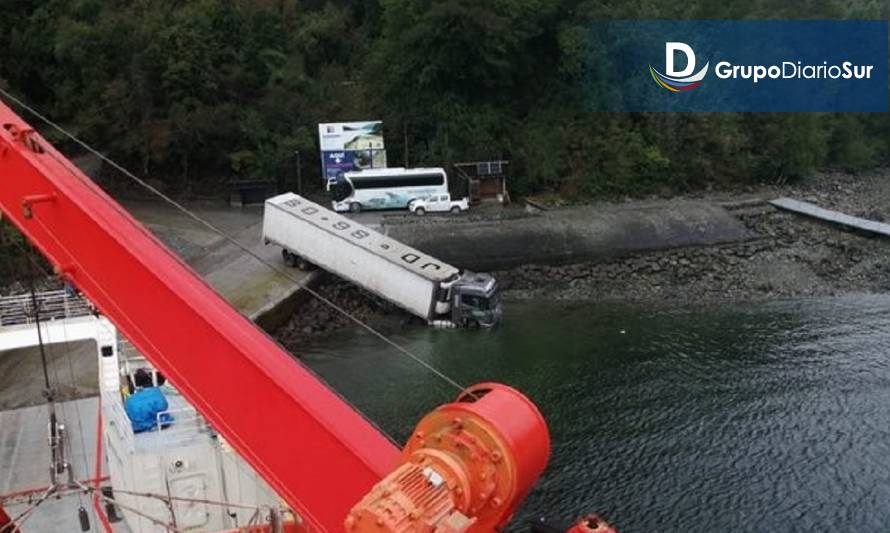 Camión cayó al mar desde rampa en Chaitén