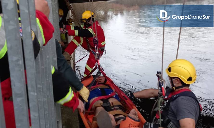 Rescatan a sujeto bajo el puente San Pedro en Osorno: Denuncia agresión