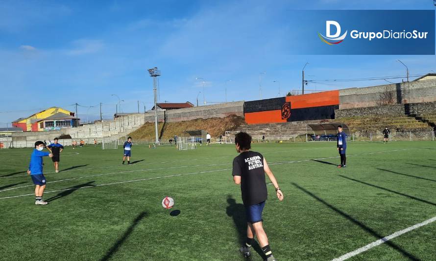 Bailarín presentar título Autoridades visitaron Escuela de Fútbol Academia Austral de Puerto Montt -  Diario de Osorno